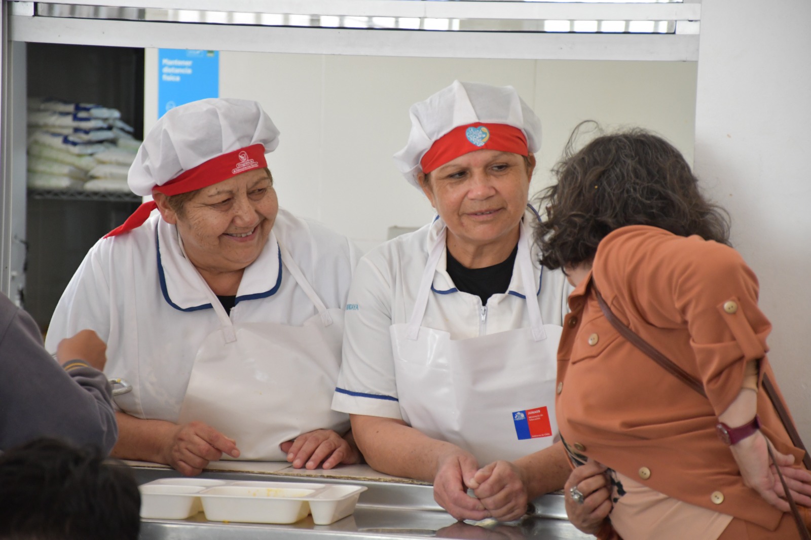 SLEP Atacama saluda a las manipuladoras de alimentos en su día